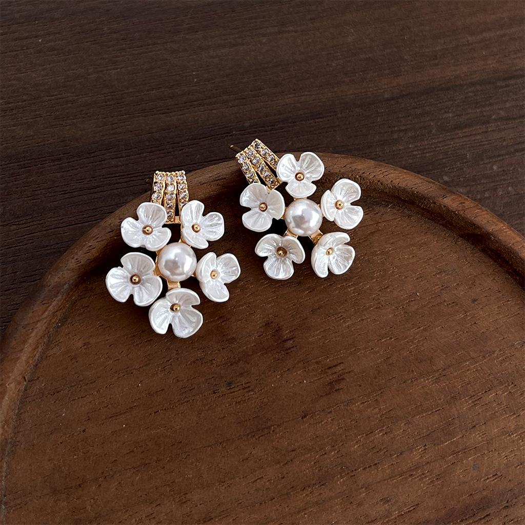 Light Luxury Heavy-Duty Shiny Floral Earrings: Artistic Retro Style Stud Earrings with High-End Feel for Brides
