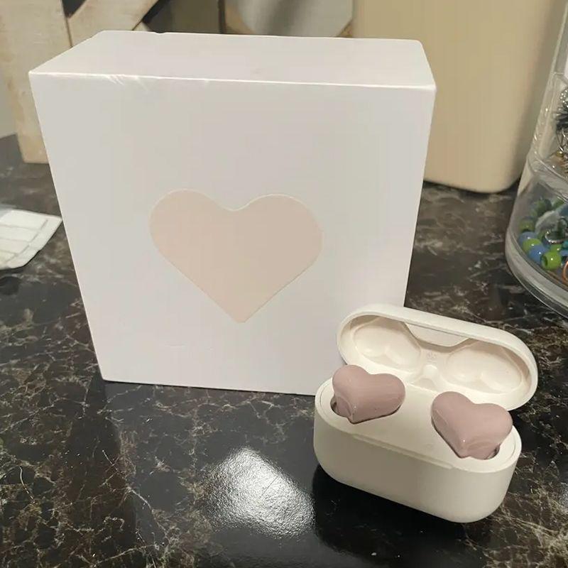 Беспроводные наушники для девушек-студенток, женские TWS-наушники, Bluetooth-гарнитура в форме сердца, модные розовые игровые наушники, подарок