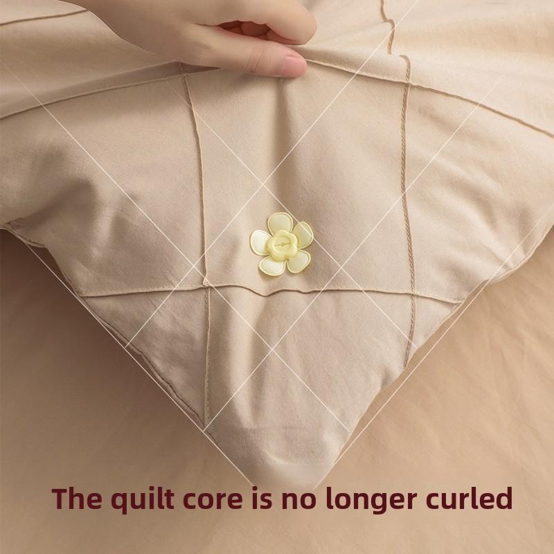 Застежка для одеяла — это чудо без игл, невидимая, мягкая силиконовая, противоскользящая, не царапающая и предотвращающая сбивание одеяла пряжка.