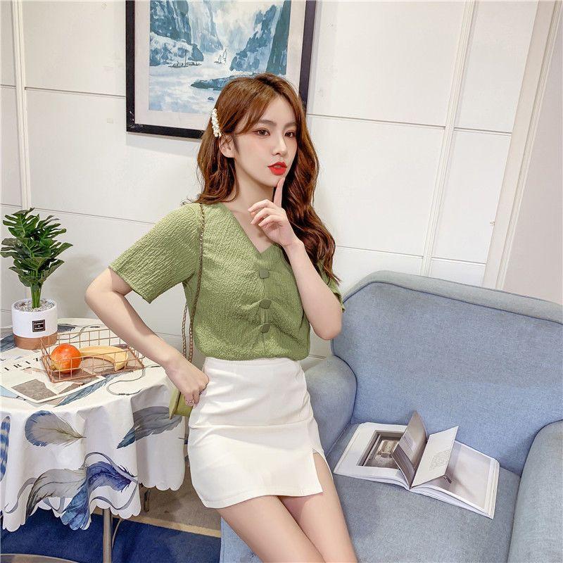 Весенне-летняя женская корейская шифоновая рубашка с короткими рукавами и нишевым дизайном. Свободные и универсальные плиссированные топы с v-образным вырезом.