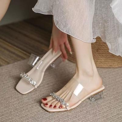 Крутые тапочки, женская верхняя одежда, лето 2025, новые толстые каблуки, стразы, фея ветер с юбкой, прозрачные тапочки со средним каблуком