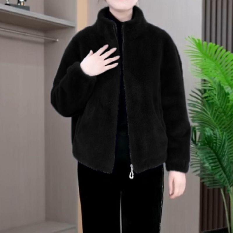 Зимой новая куртка с меховым покрытием для мам среднего возраста выглядит очень красиво, а популярный в этом году укороченный топ