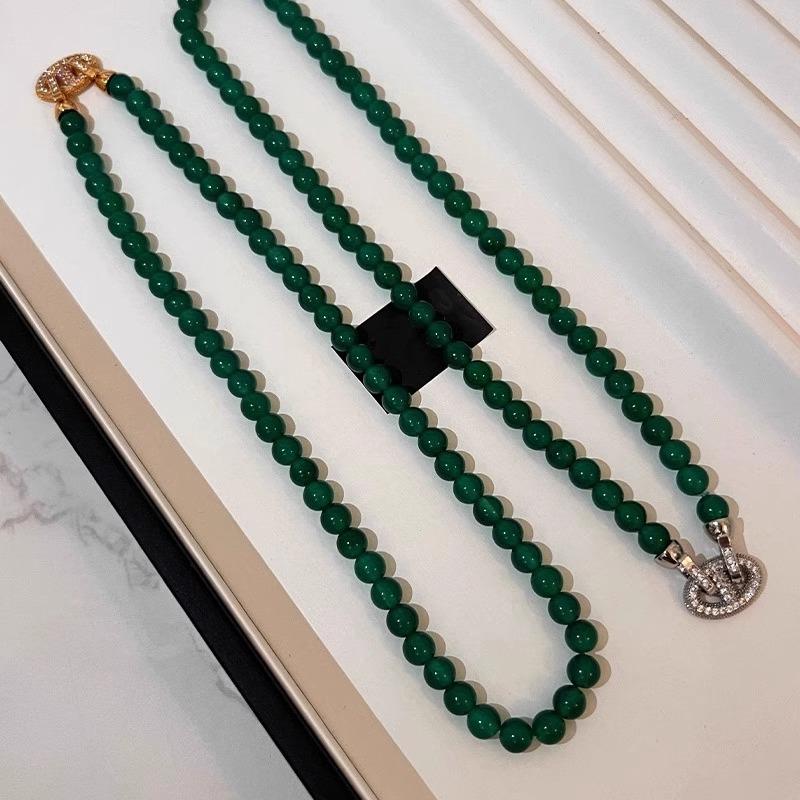 Real gold-plated, micro-paved cubic zirconia pig-nose clasp, green chalcedony bead necklace, a chic and stylish clavicle chain for everyday wear