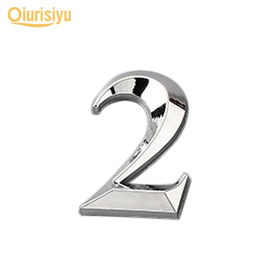 Позолоченная табличка на двери дома, цифра номера адреса