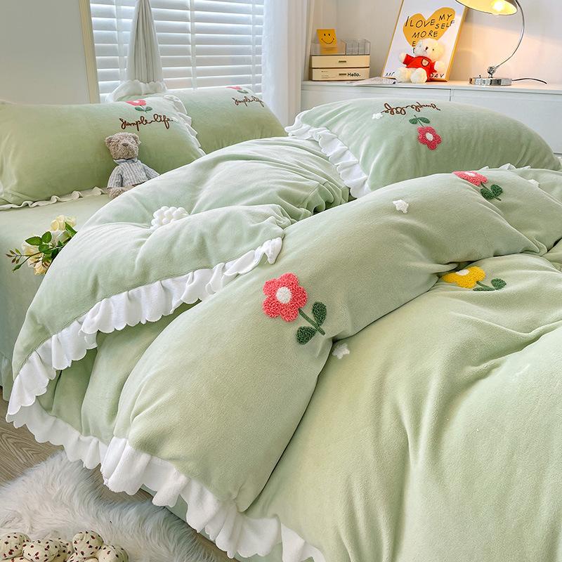 Зимнее утолщенное молочное бархатное полотенце с вышивкой, постельное белье из четырех предметов, антистатическое двустороннее бархатное коралловое бархатное теплое простынь, пододеяльник