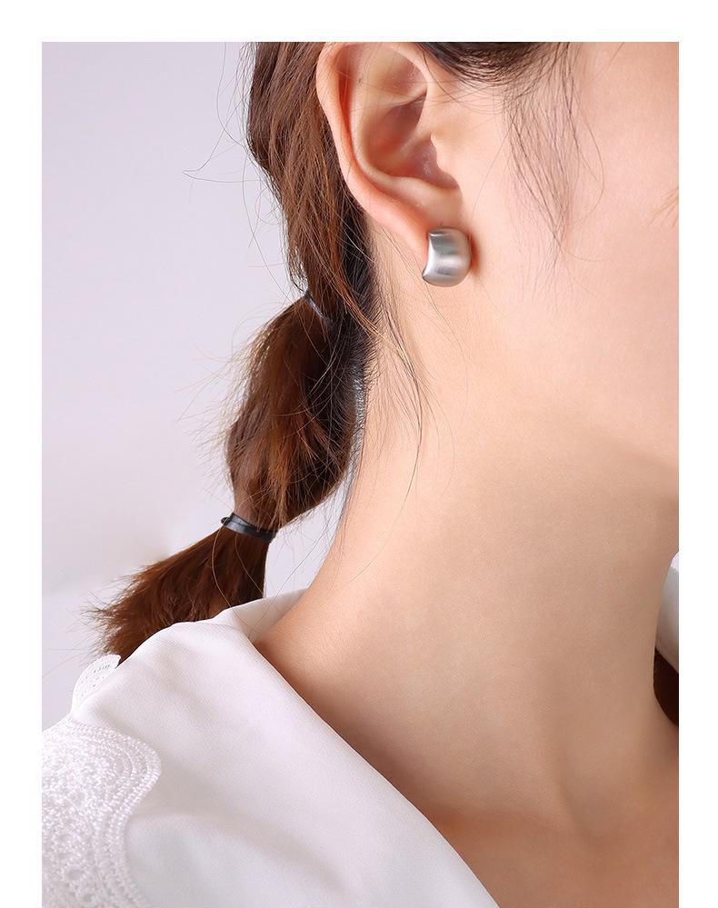 Бренд Модные Минималистичные Серьги-пусеты C-образной формы Темперамент из титановой стали с покрытием 18-каратным золотом F182.