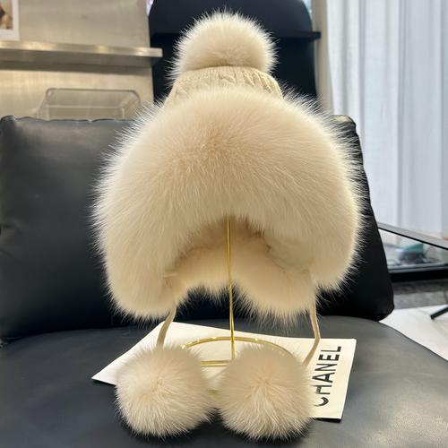 Теплая и мягкая вязаная шапка с натуральным лисьим мехом, защитой для ушей и шариком с помпоном.