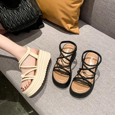 Босоножки на танкетке женская верхняя одежда лето 2024 новинка интернет знаменитость маленький мужчина увеличение роста мода нескользящая римская обувь студент