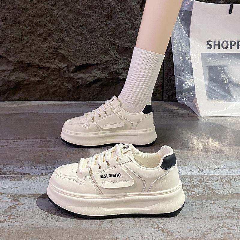 Little white shoes women show their feet in autumn 2025 new breathable casual fashion versatile thick-soled non-slip sports shoes