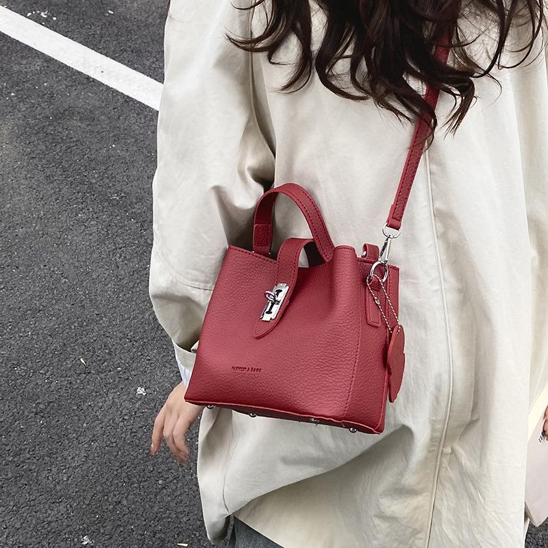 Премиальная текстура портативная сумка-ведро женская 2025 осень и зима новая сумка под мышку универсальная для поездок на работу с узором личи сумка-мессенджер