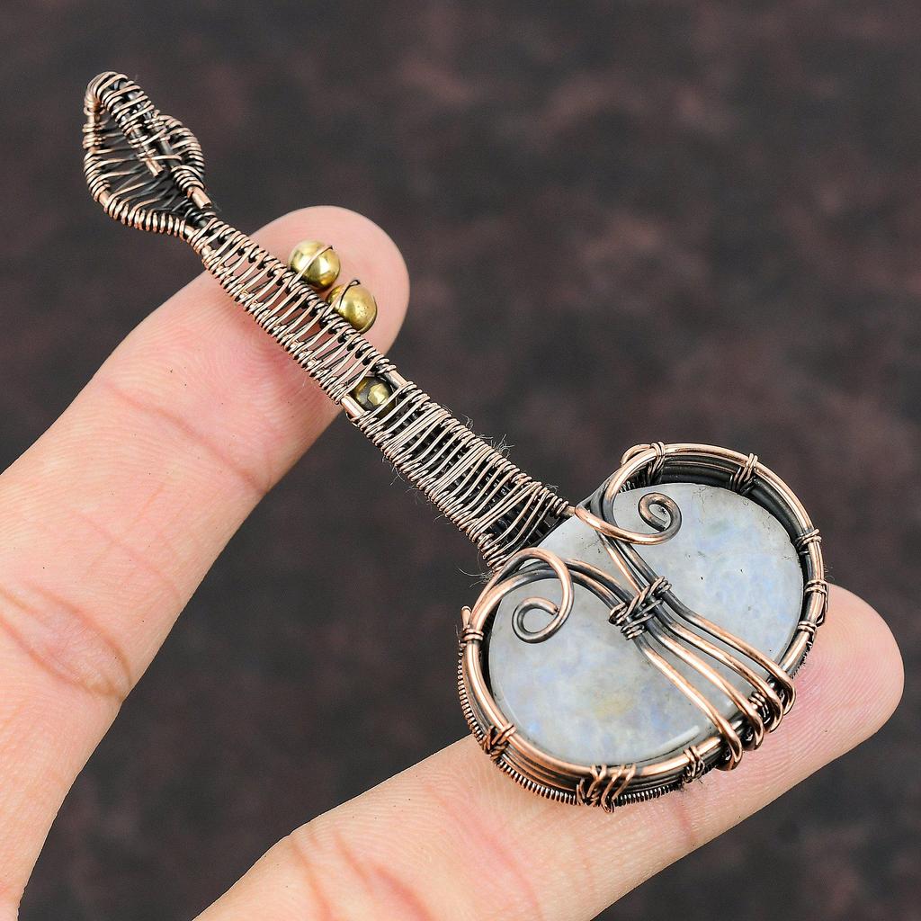 Подвеска из радужного лунного камня, подвеска из медной проволоки, подвеска из драгоценного камня, музыкальный инструмент, ювелирное изделие ручной работы, кулон в подарок для нее, подвеска в виде гитары