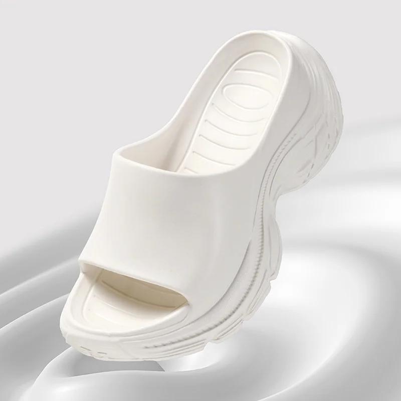 Модные женские тапочки на толстой платформе, однотонные босоножки на танкетке из ЭВА, женские летние тапочки 2024 года с толстой подошвой, нескользящие пляжные тапочки