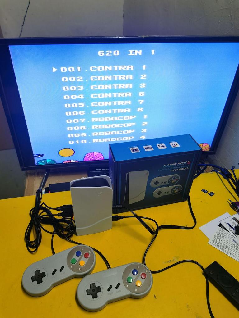 Ностальгическая красно-белая игровая приставка NES для телевизора с мини-контроллером PS5 и AV-кабелем