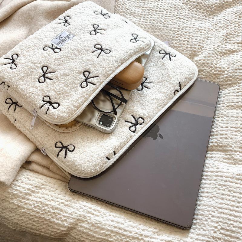 Плюшевая сумка-вкладыш для iPad 11 дюймов и ноутбуков 13/14 дюймов «Корейская девушка с бантом»