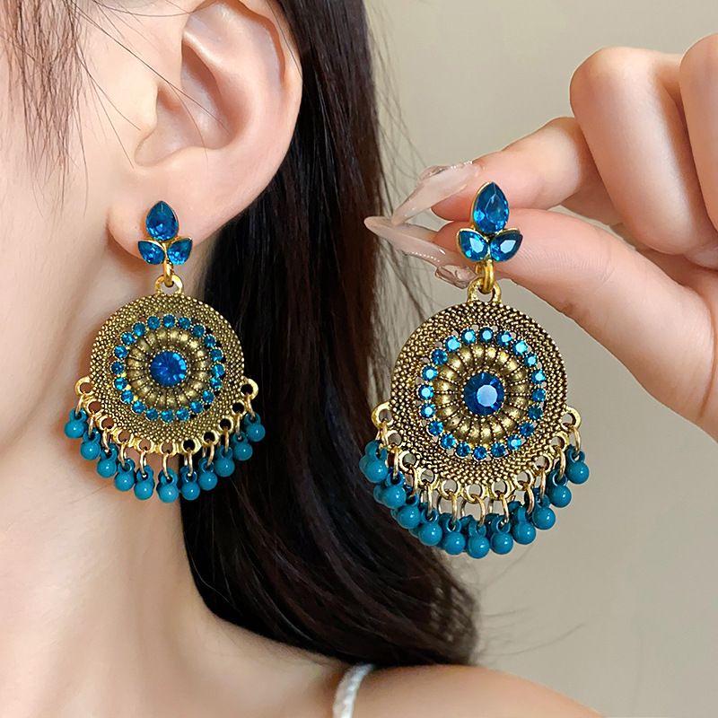 Серьги-кисточки с цветком, инкрустированным бриллиантами 'Серебряная игла' - Элегантные и модные серьги-пусеты высокого класса с уникальным дизайном