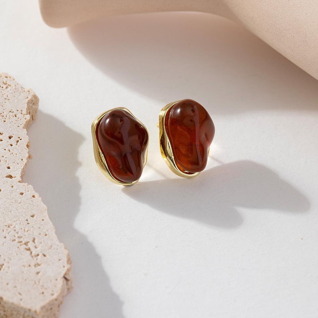 Необычные геометрические женские серьги-пусеты янтарного цвета, коричневые акриловые серьги с имитацией камня, маленькие серьги для женщин, новинка 2025