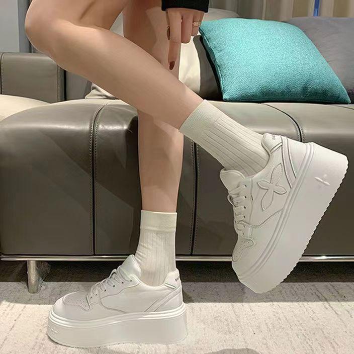 2024 весна новая европейская станция четырехлистный клевер маленькие толстые подошвы увеличивающие рост маленькие белые туфли маффин повседневные нишевые туфли для доски