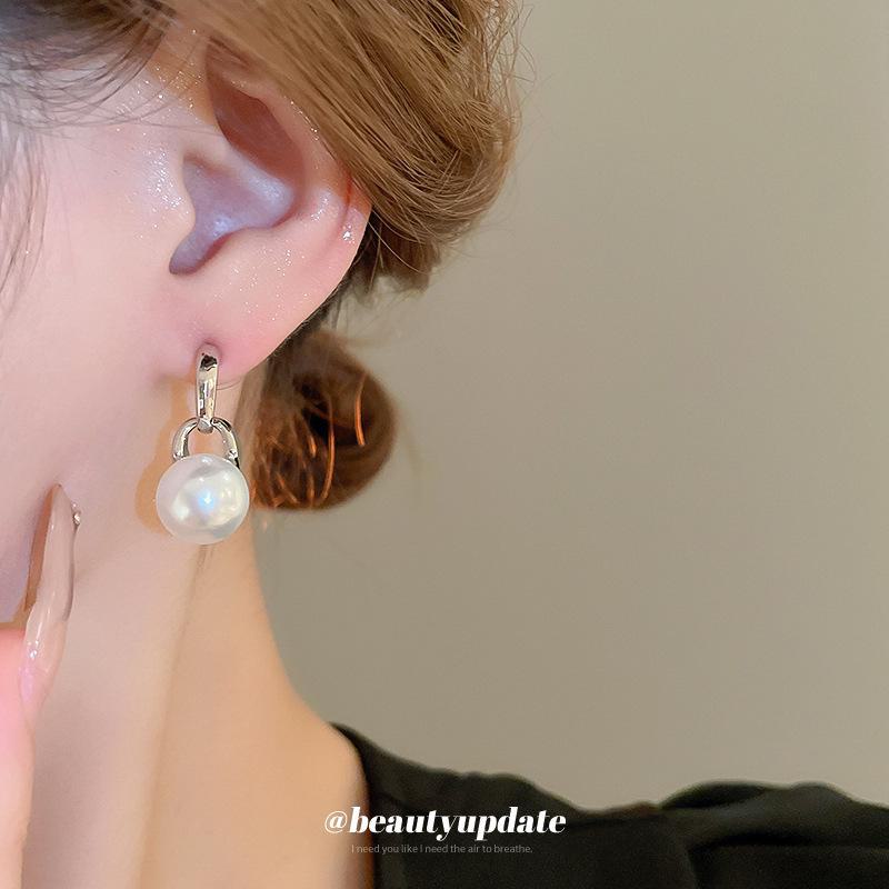 Серебряные игольчатые корейские изысканные серьги с искусственным жемчугом: Высококлассный, элегантный и роскошный.