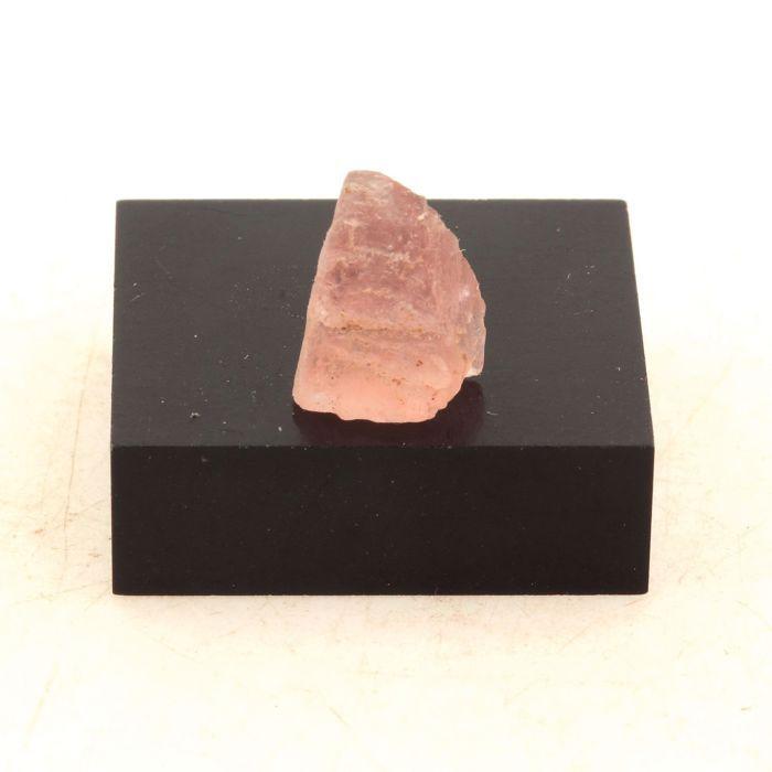 Pierres et Minéraux. Fluorite Rose. 8.91 ct. Massif du Mont-Blanc, France.