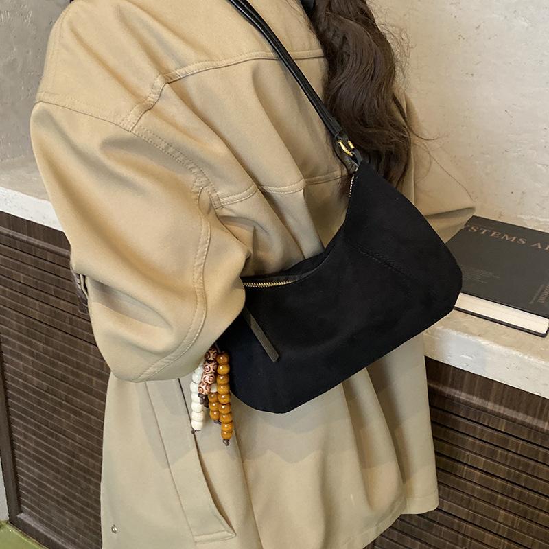 Large Capacity Bag Women's Autumn and Winter Retro Niche Design Shoulder Messenger Bag Commuter Dumpling Bag