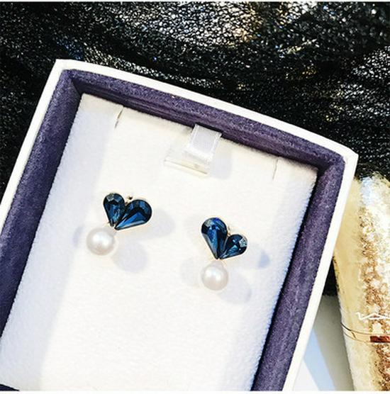 Серьги-подвески в форме сердца из серебра 925 пробы — модные, универсальные и в корейском стиле с акцентами из стразов