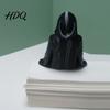 Декоративная женская фигурка 3D-печать Черный халат Женская фигурка Сидящая с капюшоном На полку Долговечная Настольная фигурка Сидящая Готическая статуэтка для