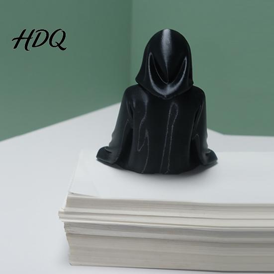 Декоративная женская фигурка 3D-печать Черный халат Женская фигурка Сидящая с капюшоном На полку Долговечная Настольная фигурка Сидящая Готическая статуэтка для
