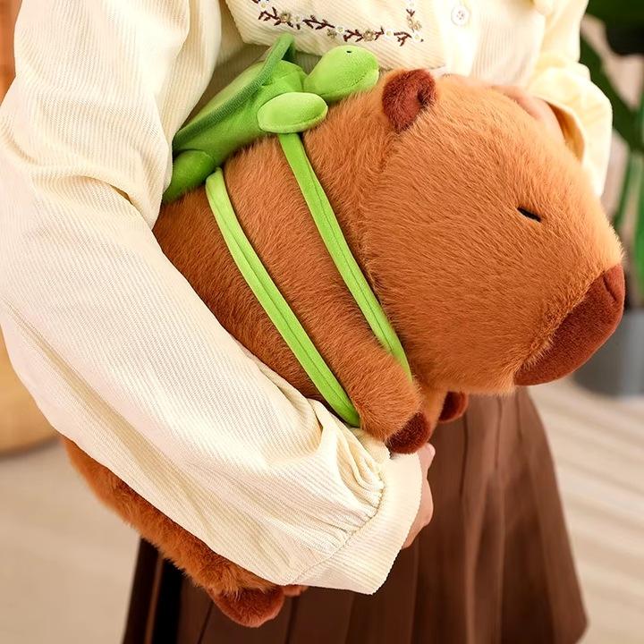 Maskotka pluszak kapibara z zielonym plecakiem żółwik 30 cm