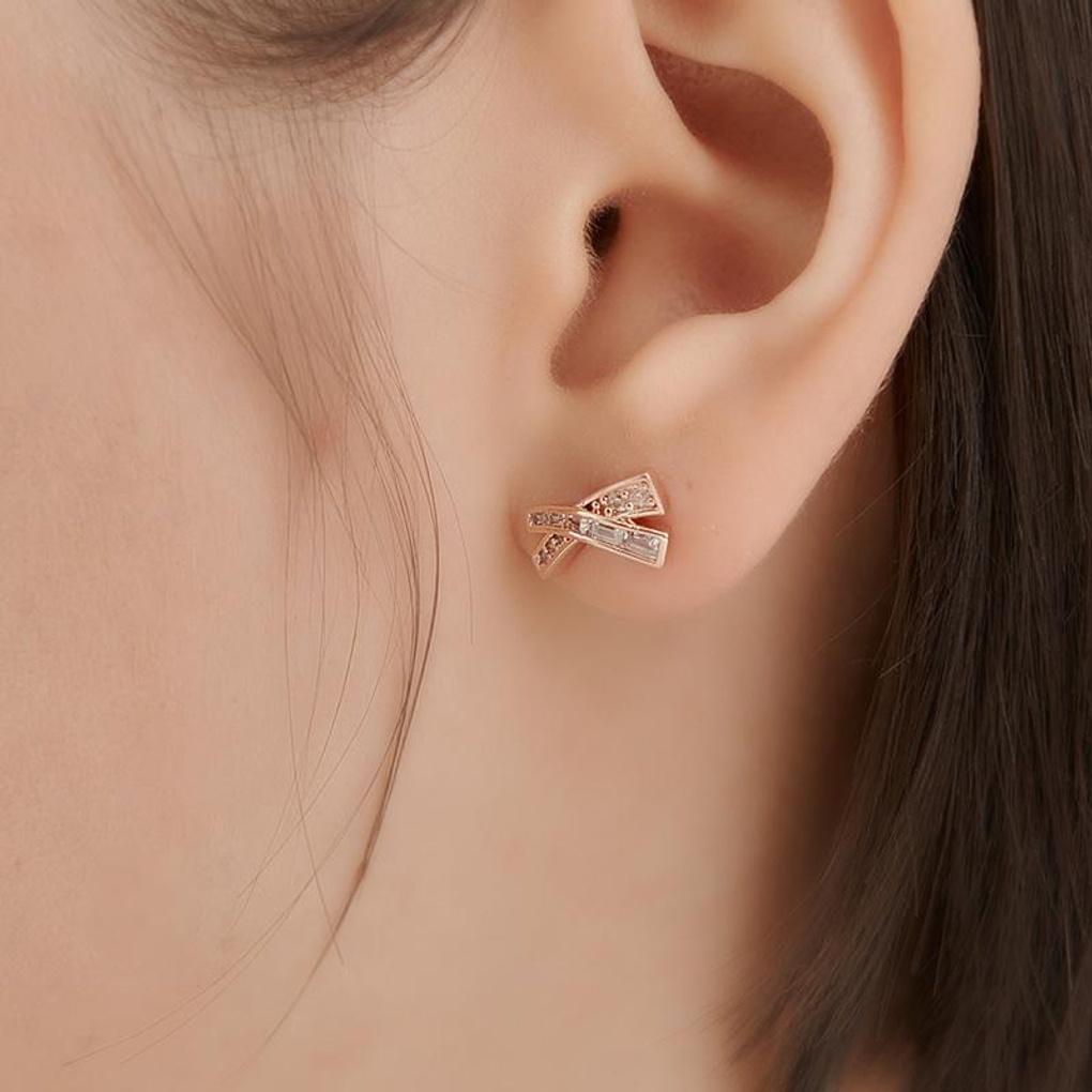 [ELLE Jewelry] Серьги-гвоздики с крестиком и фианитом 14K GF ELGPEE568