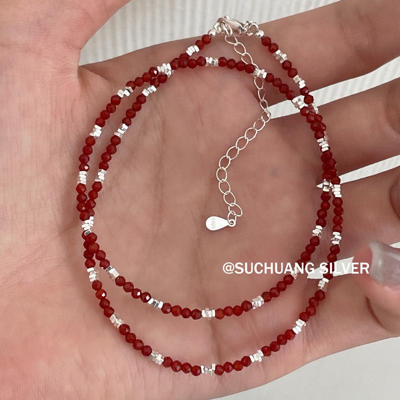 Элегантное серебряное (S925) колье с бусинами из красного агата для женщин - Легкая роскошь и ощущение высокого качества с серебристой цепочкой-ключицей с серебряными хлопьями
