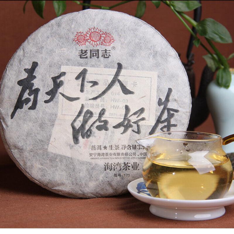 Чайный пирог HAIWAN Old Comrade Wei Tian Xia Ren Zuo Hao Cha Puerh 357г сырой 2017г.