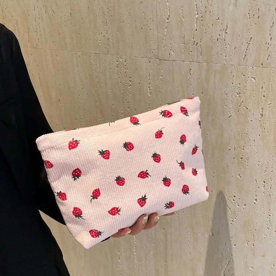 Вельветовая косметичка с клубничным узором на молнии, большая вместимость, портативная сумка для умывальных принадлежностей для женщин, дорожный чехол для предметов первой необходимости