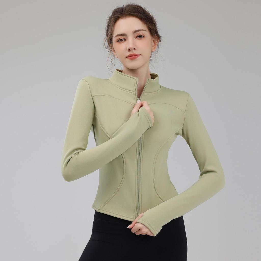 Куртка для зимних видов спорта с подкладкой из бархата, воротником-стойкой и застежкой-молнией по всей длине