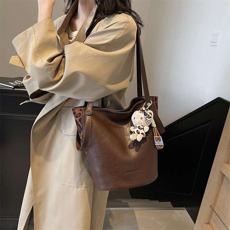 Retro Simple Large-Capacity Bucket Bag Women'S Autumn Fashion High-End Single Shoulder Armpit Bag