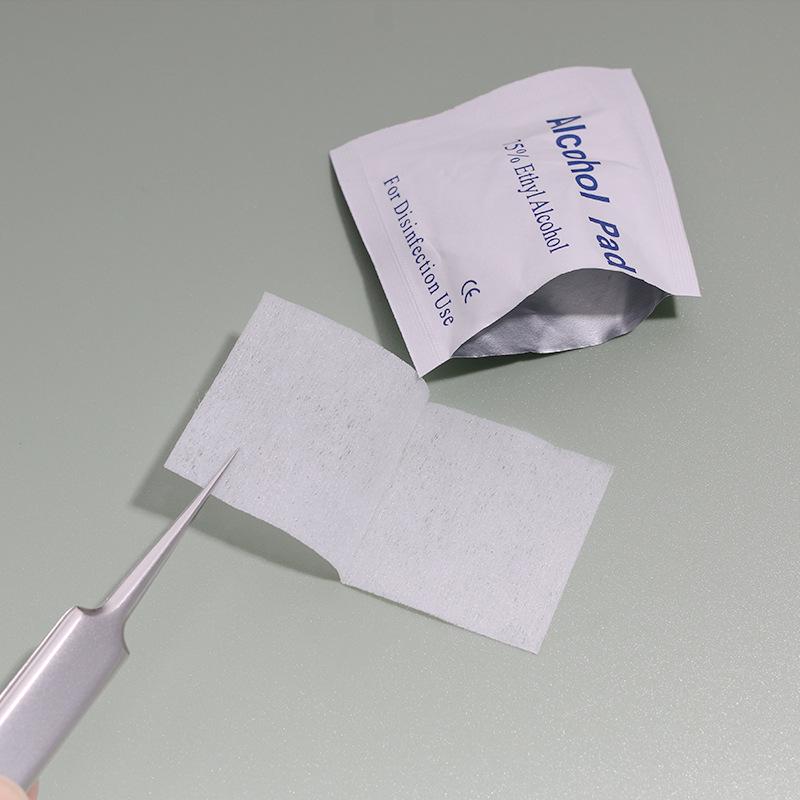 Ватные диски со спиртом 75%: 100 Индивидуально Упакованных Салфеток для Чистки Пирсинга Ушей и Украшений - Портативные и Одноразовые для Путешествий