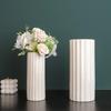 Домашняя декоративная керамическая ваза с вертикальными линиями, современные глазурованные белые вазы, стильная простая ваза для живых или искусственных цветов