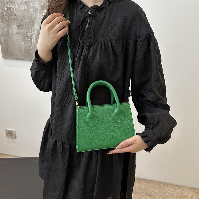 2024 повседневная однотонная модная текстура линии, новая модная дорожная сумка большой вместимости, новая портативная сумка через плечо, маленькая квадратная сумка