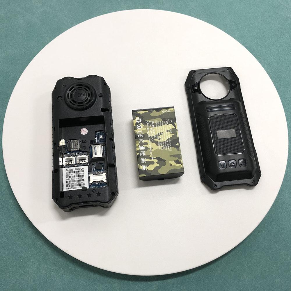 M6000 Кнопка мобильного телефона Экран 2,4 дюйма Большой динамик 2400 мАч Двойной фонарик Камера FM Четыре карты 2G Функциональный телефон