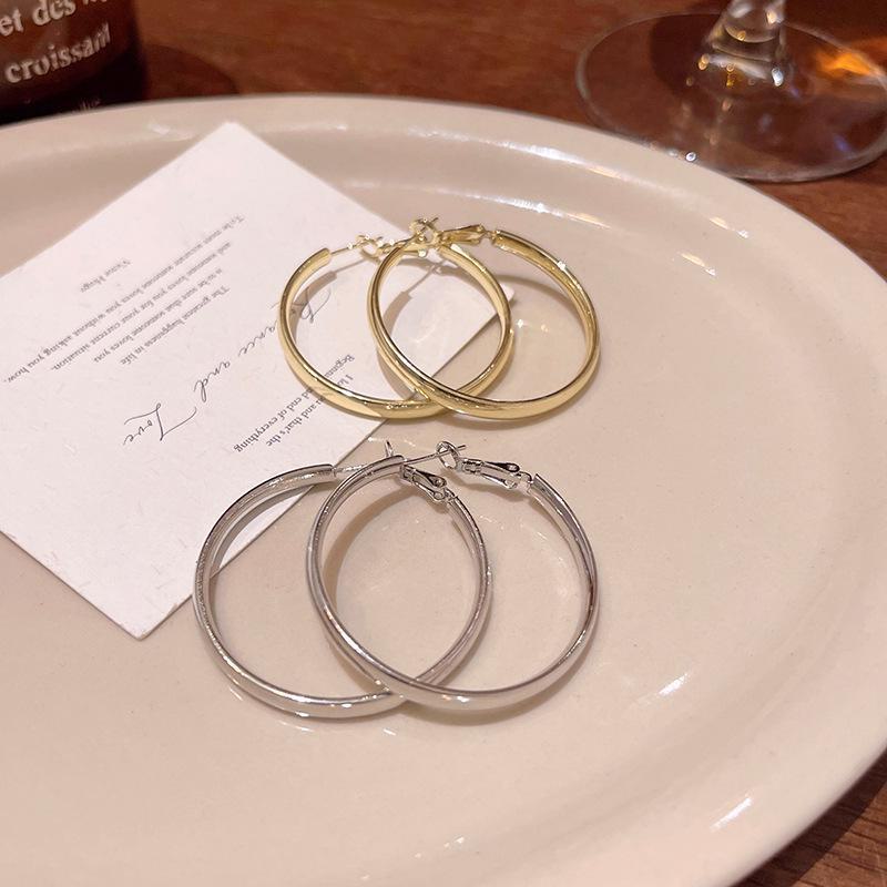 Французские ретро-серьги-кольца из металла: Смелый дизайн в холодных тонах для женщин