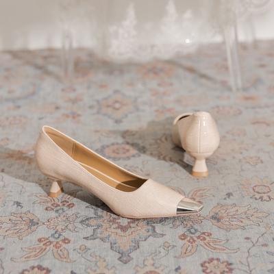 Белые туфли на высоком каблуке женские с чувством высокого класса 2025 новый темперамент каблук-рюмочка металл французский квадратный носок лакированная кожа одинарные туфли женские