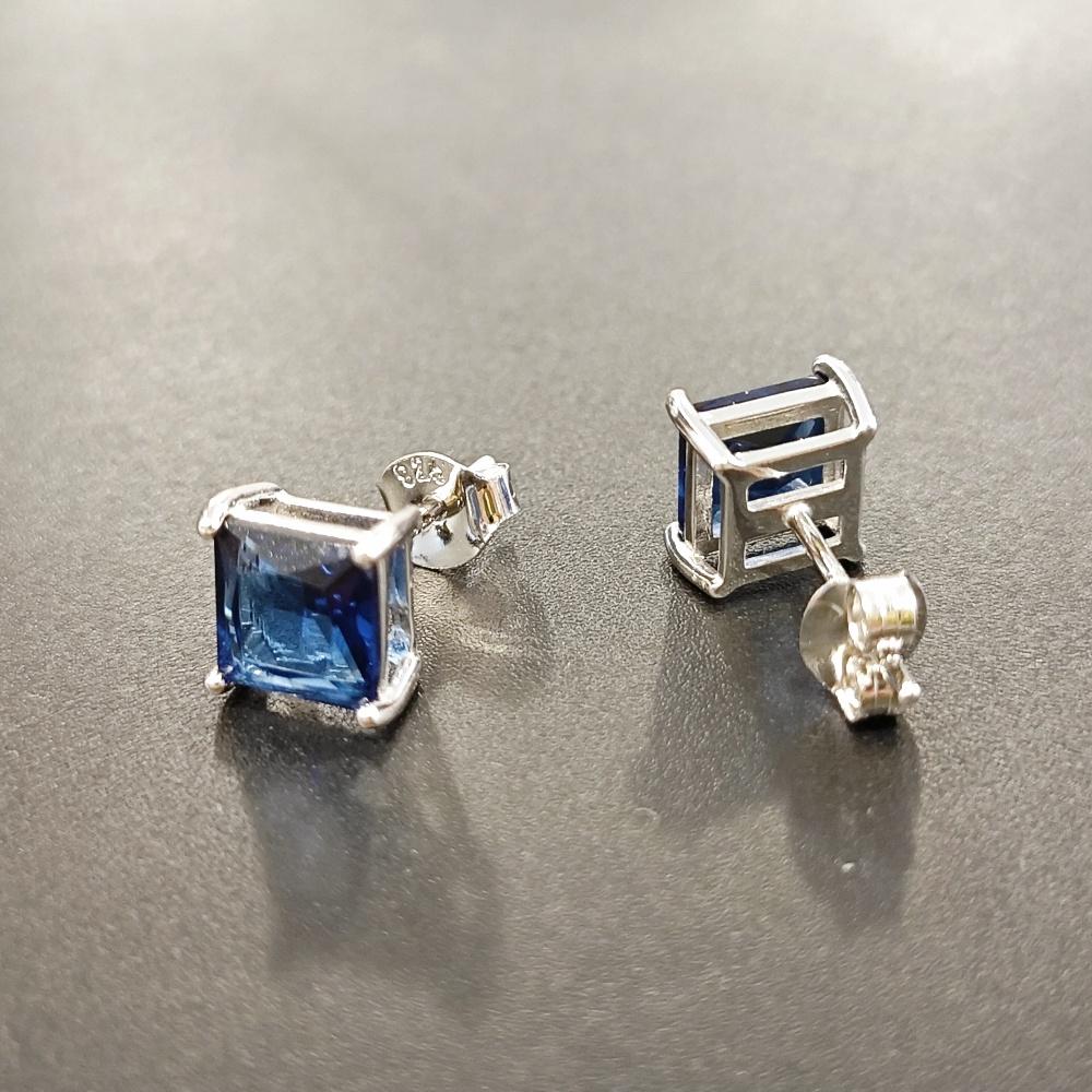 Квадратные серьги-гвоздики из серебра 925 пробы с синим, красным и зеленым цветом и фианитами