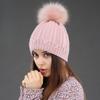 Женская двухэтажная вязаная шерстяная шапка Зимняя теплые шапки из натурального меха енота Женские шапки с помпонами Женская мода Skullies Beanies Кепка