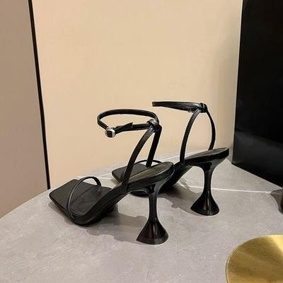 Одно слово с высокими каблуками толстый каблук квадратный нос женские туфли 2025 лето новые черные красивые босоножки с бокалом вина и высоким каблуком