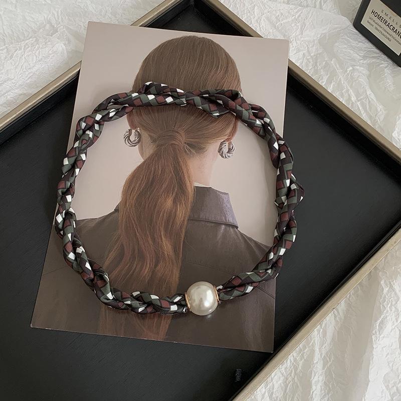 Pearl Necklace Twist Silk Scarf High-end Neck Protection Scarf with Shirt Magnetic Silk Scarf Simple Scarf Collarbone Chain