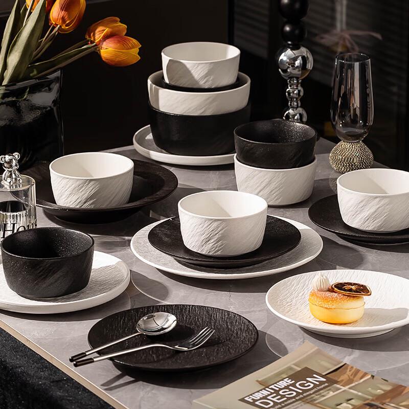 Wuhe Underglaze Ceramic Shallow Plate - Black Rock Pattern