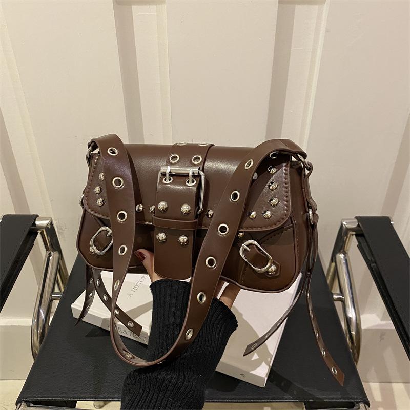 2025 новая наплечная сумка-мессенджер текстурная трендовая крутая дизайн с заклепками в стиле Spice Girl персонализированный дизайн локомотивная модная сумка-багет под мышкой