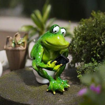 Поделки в виде статуэтки лягушки, подставка для ручек и карандашей, забавная лягушка, сидящая на унитазе, украшения, забавные украшения в виде лягушек для спальни, патио, сада, ванной комнаты