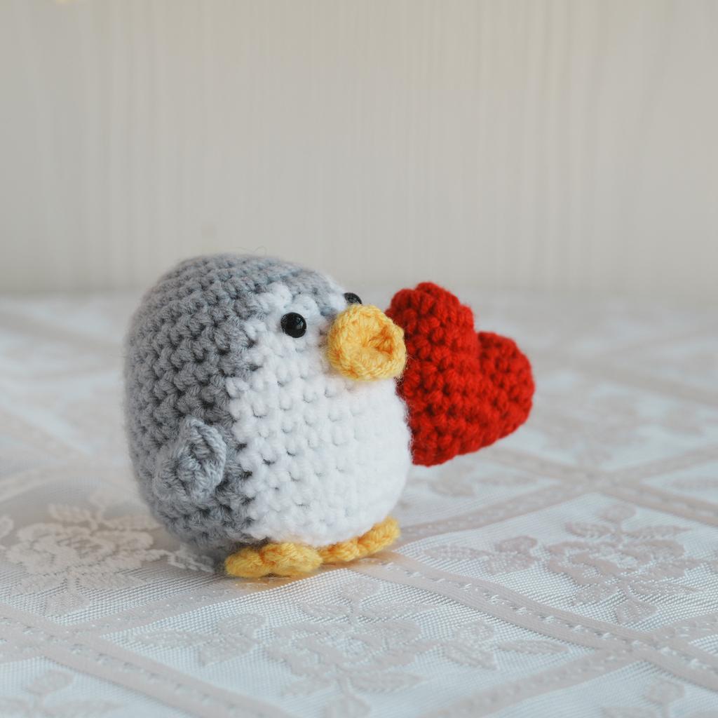 New Positive Energy Crochet Penguin Doll With Heart Home Room Decor Handmade Knitted Emotional Support Penguin Desktop Ornament