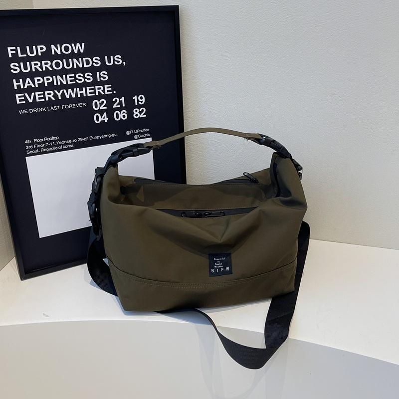 Новая женская сумка через плечо модная личность повседневная 2025 летняя сумка тренд нишевый дизайн сумка-тоут сумка-мессенджер