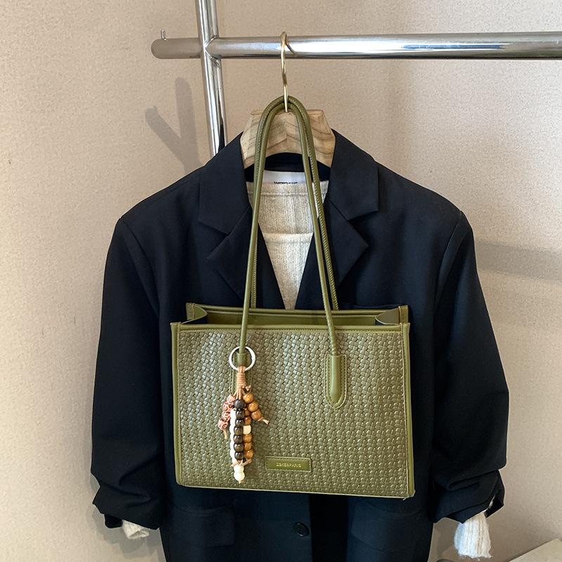 Retro woven bag women's large capacity 2025 new autumn and winter casual shoulder underarm bag popular commuter tote bag